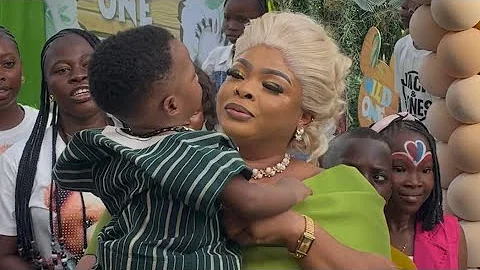 THIS ENTRANCE SWEET! DAYO AMUSA & HER BABY ARRIVE IN STYLE AT THE 1ST BIRTHDAY CELEBRATION