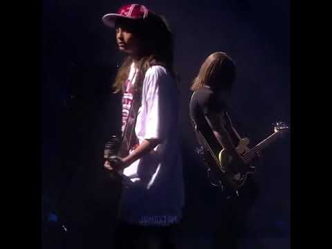 Tom Kaulitz tocando
