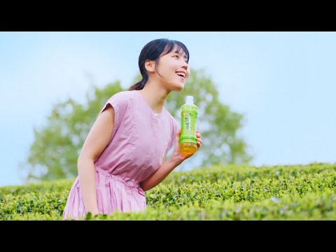 有村架純＆松本穂香、広大な茶畑で「おーい、しい！」を叫ぶ　「お～いお茶」新TVCM『お～い、しい！』篇