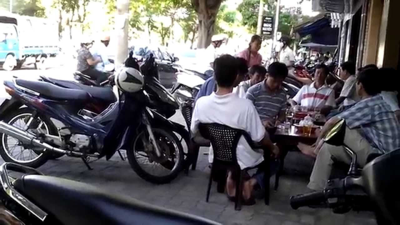 Hiện trường nơi cô gái bị thiêu sống trước phòng trà... - youtube