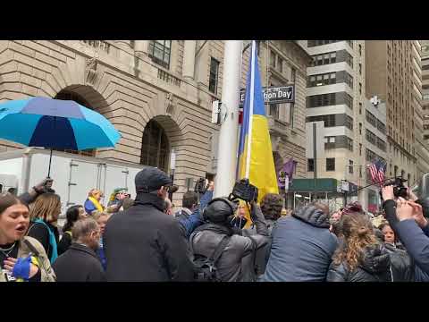 Мер Нью-Йорка підняв на Мангеттені український прапор, який майорітиме там до нашої перемоги