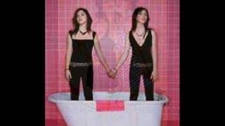 The Veronicas - Wannabe (Spice Girls Cover)