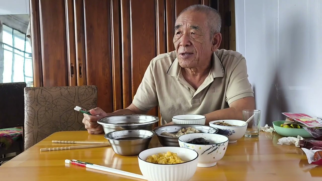 五花肉蘸酱，喝一杯白酒。