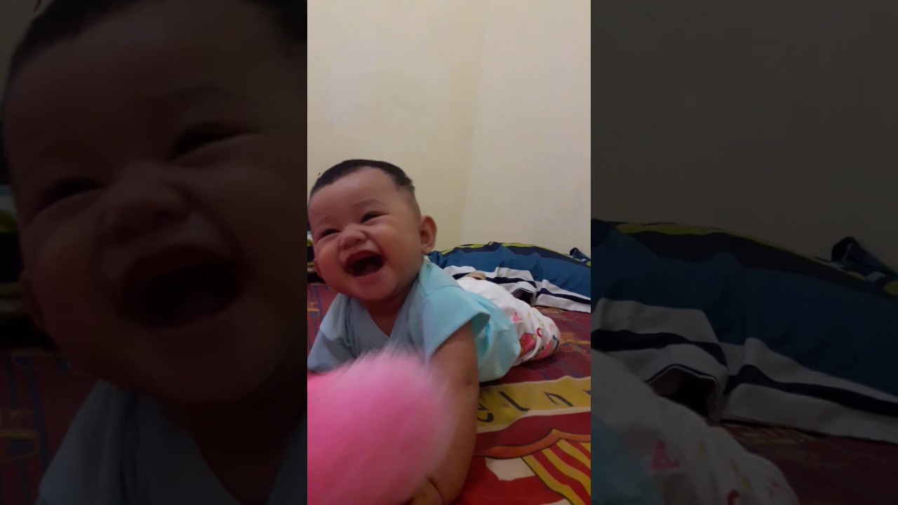 Bayi lucu ketawa terpingkal-pingkal.. 