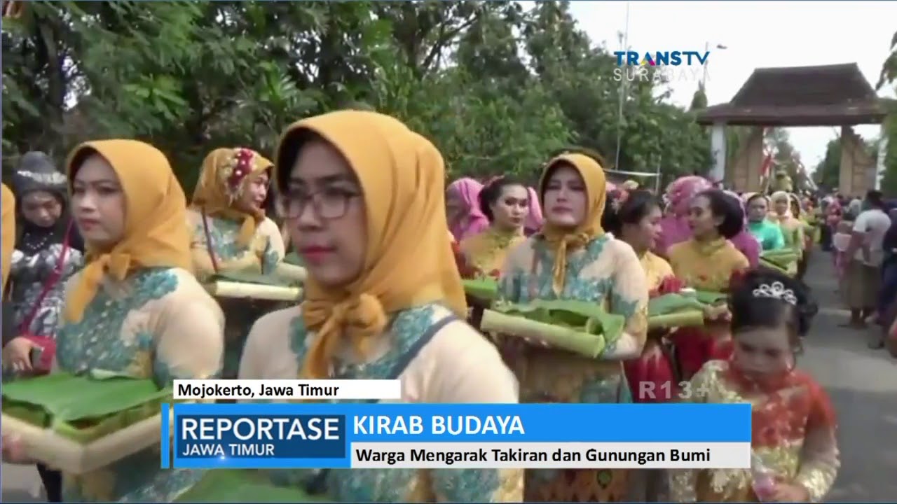 Kirab Budaya Dewi Sekar Tanjung Arak 1000 Makanan Hasil Bumi