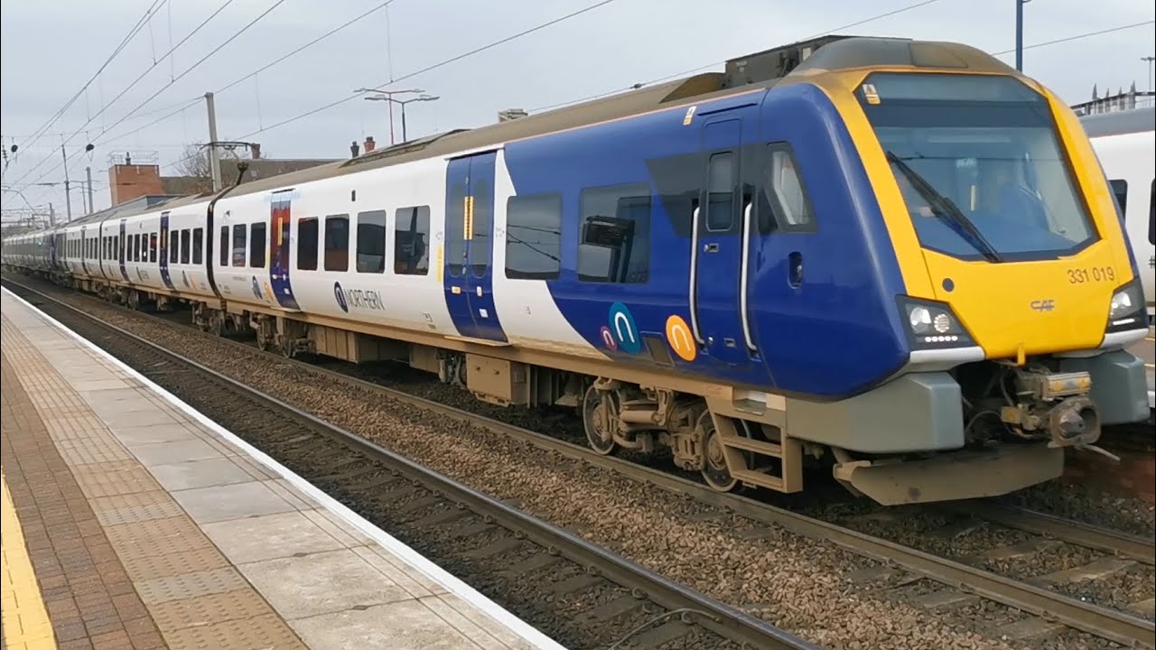Northern Class 331 Civity EMUs (331019 & 331013) Pass Wigan North Western on ECS Movement 2/12/22