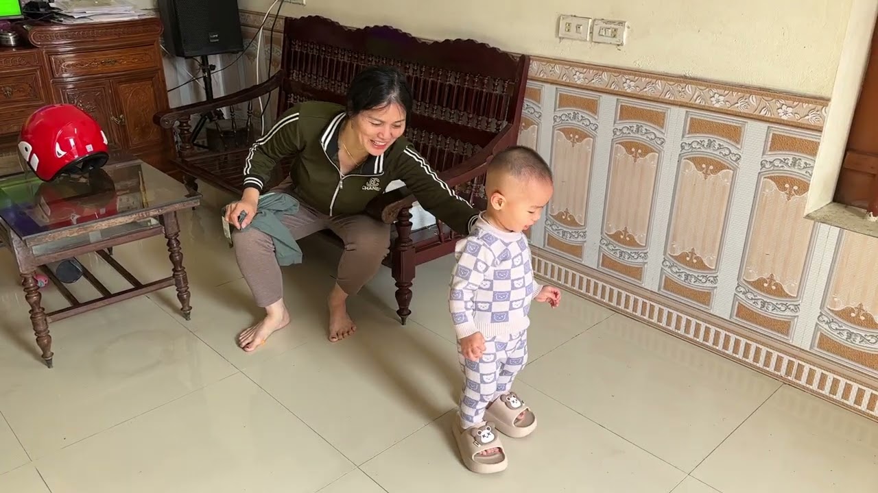 Bà Năm Lại Mua Quần Áo Tết Cho Coca 