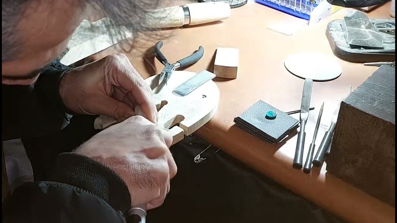 خالی کردن جای نگین در رکاب انگشتر . #نقره #انگشتر_جواهر #انگشتر_سازی #فیروزه #crystals 