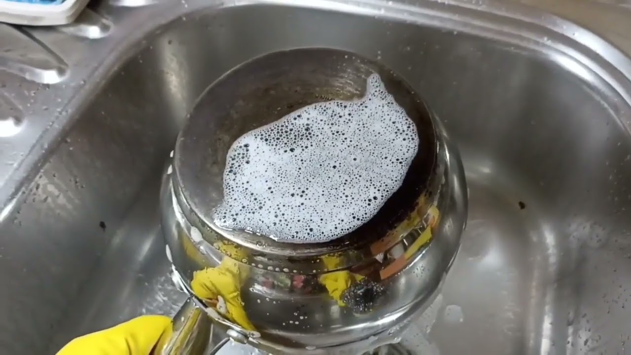 Как очистить сильно пригоревшее дно кастрюли?