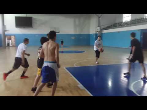 მაიკლ დიქსონი ვერის ბაღში პატარა მართველებს ეთამაშება