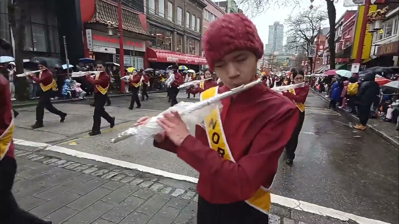 温哥华北本中学鼓乐队参加马年春节大游行方队