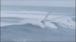 Zeiljacht kapseist voor de kust van Satander (Spanje)