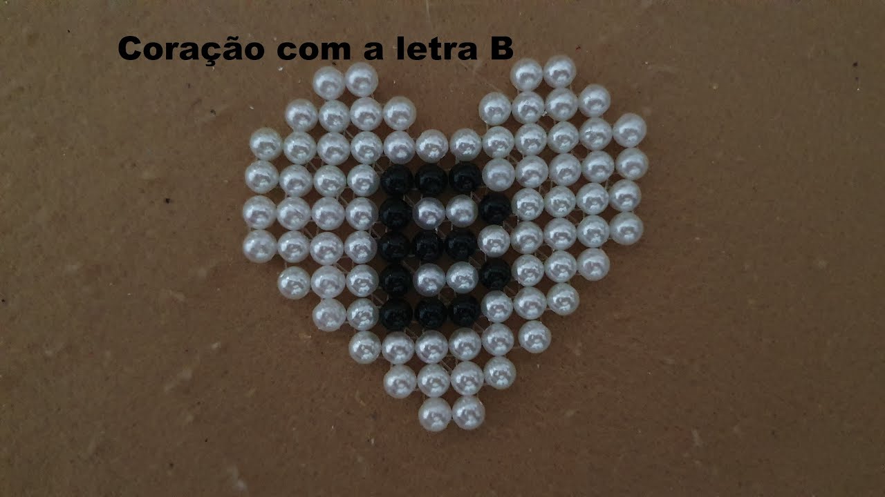 Coração com a letra B de pérolas