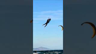 Kitesurfista loco volando sin tabla #boardoff #kitesurf #watersports #extreme #bigairkite #kiter
