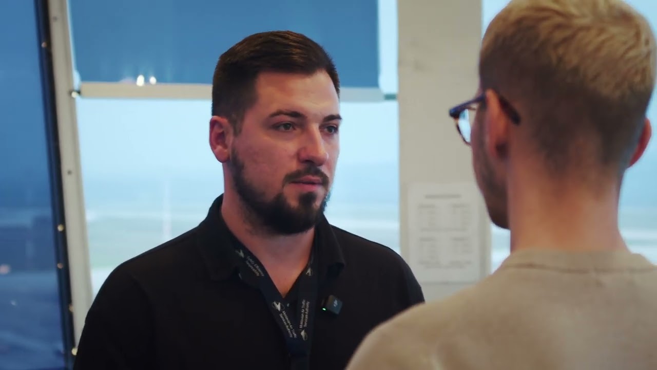 Ce înseamnă să fii controlor de trafic aerian?