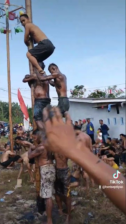panjat pinang lucu.. celana sampai melorot 😆