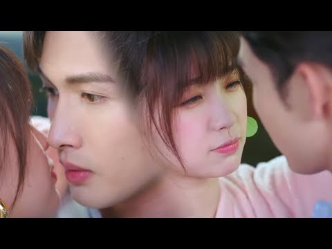 يريح تشوانغ يو حبيبته بلطف ويتقترب منها خطوة مشهد من المسلسل رومانسية الغابة الصغيرة 