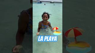  Dulce María aprende a flotar ☀️⛱️ #viralshorts #shorts 