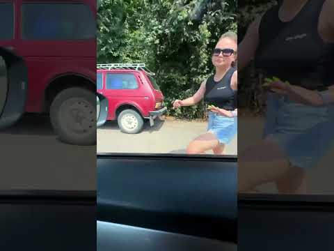 НЕАДЕКВАТНАЯ УЧЕНИЦА БЕЖИТ ЗА УЧЕБНОЙ МАШИНОЙ #автошкола #треш #вайны #shorts