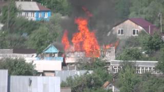 В пригороде Саранска полыхает баня(Огонь охватил всю крышу и перекинулся на соседнее здание., 2014-06-03T07:34:08.000Z)