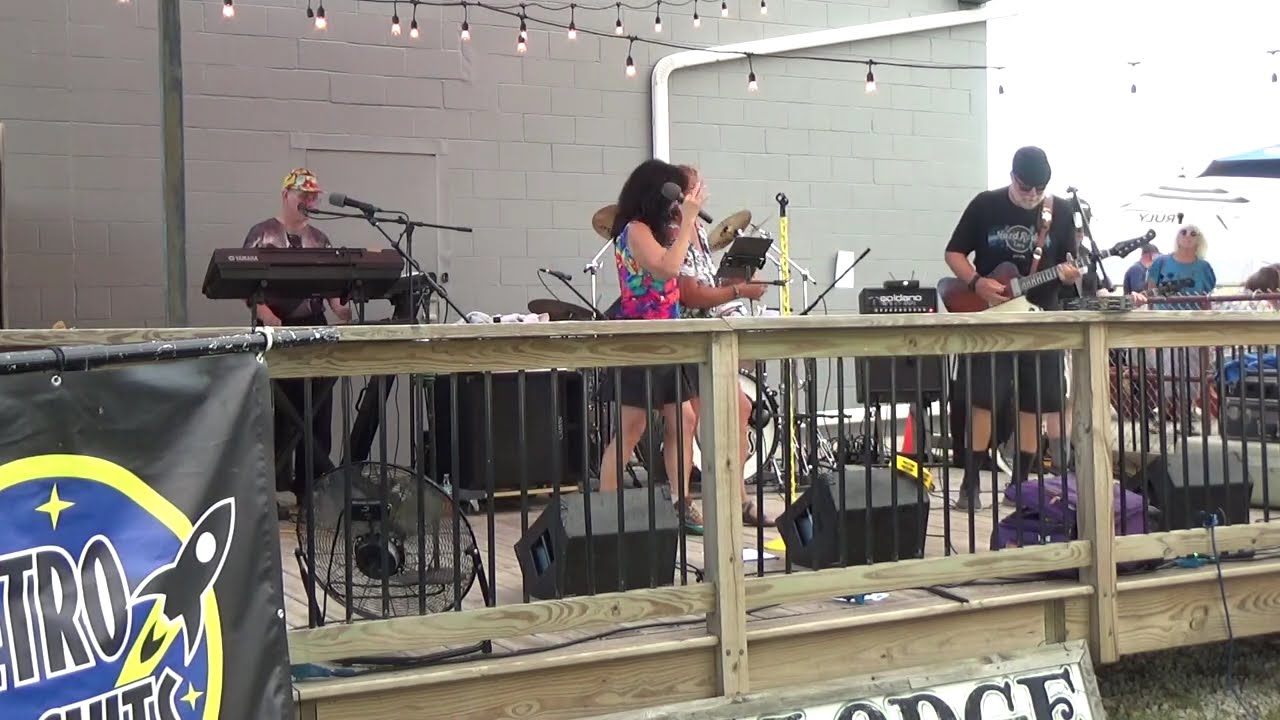 Retro Rockits perform "Harden My Heart" with special guest, Schyler, from Texas