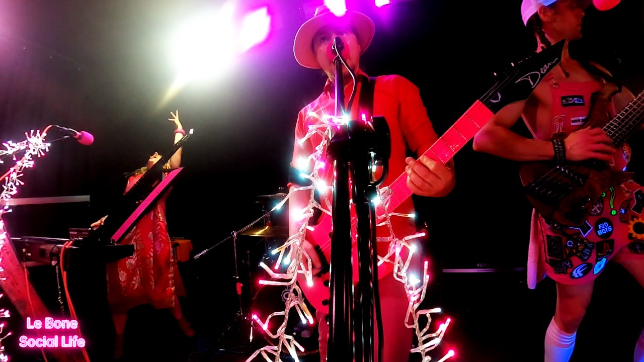Le Bone - Social Life - Live at he Riff Factory auf YouTube ansehen Le Bone - Social Life - Live at he Riff Factory auf YouTube ansehen