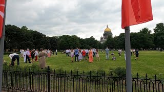 Санкт-Петербург. Алые паруса 2021. Тусовка на Сенатской площади. За 5 часов до начала праздника.