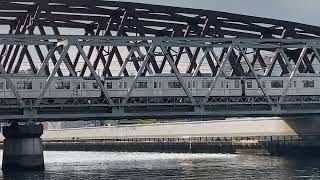 隅田川の鉄橋で東京メトロ日比谷線とつくばエクスプレス