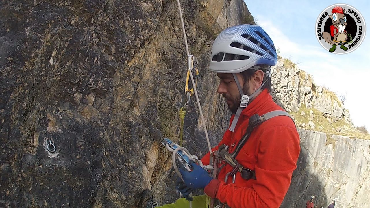 ESPELEOLOGÍA. Cambio de aparatos. De ascenso a descenso por cuerda