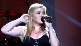 Kelly Clarkson "Miss Independent" live @ PNC