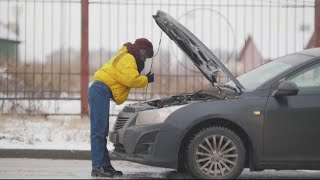 Yes, warming up your car before driving in cold weather can damage the engine