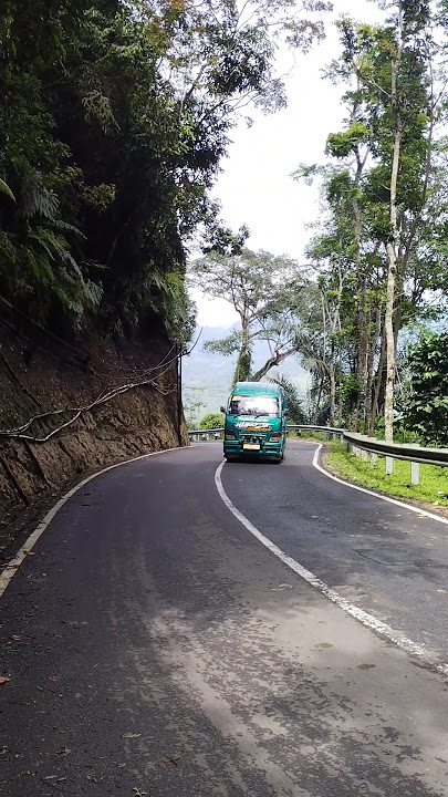 Wanoja Rancabuaya melintas di jalan Cikulah Pakenjeng Garut. #fyp #syahdu #elfmania