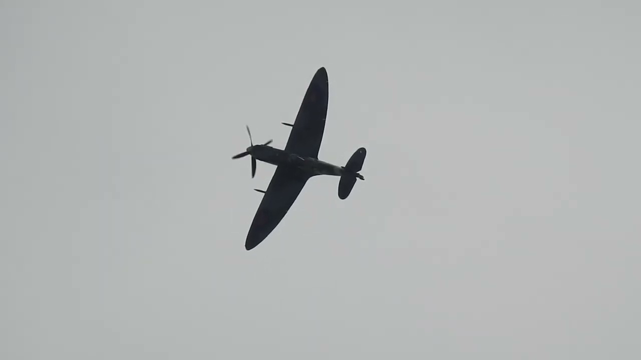 Spitfire Mk IX MH415 (OO-IXB) Flying Display - Air Legend 2025 Melun