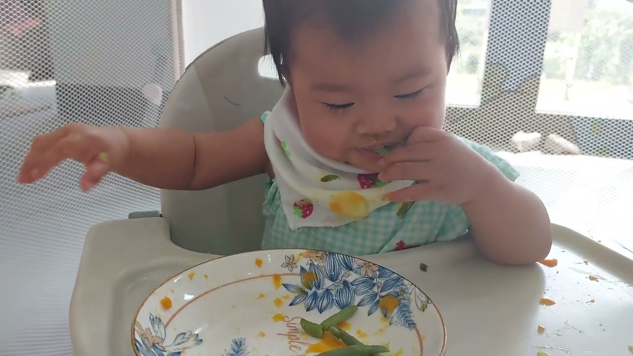 Baby eat weaning, baby eat vegetable. Bé tập ăn bốc, bea tập nắm