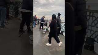 Стамбул.Рыбалка на Галатском мосту и тут рыбаки Турции,видео отснято только что🎣🐟😃 #fishing