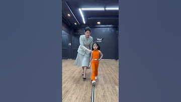 Hướng dẫn catwalk cho mẫu nhí xinh xắn