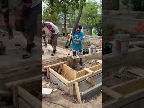 SEGURAR O MANGOTE DE CONCRETO DO JEITO ERRADO É ACIDENTE NA CERTA. OLHA O PERIGO E COMO EVITAR.