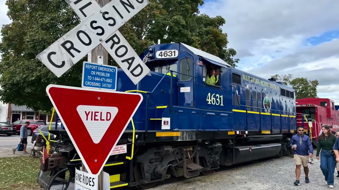 Blue Ridge Scenic Train Ride in the Fall | Fall leaves changing colors.