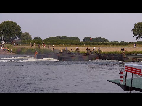 Sergeant-majoor Siem Spliethof over de pontonbrug