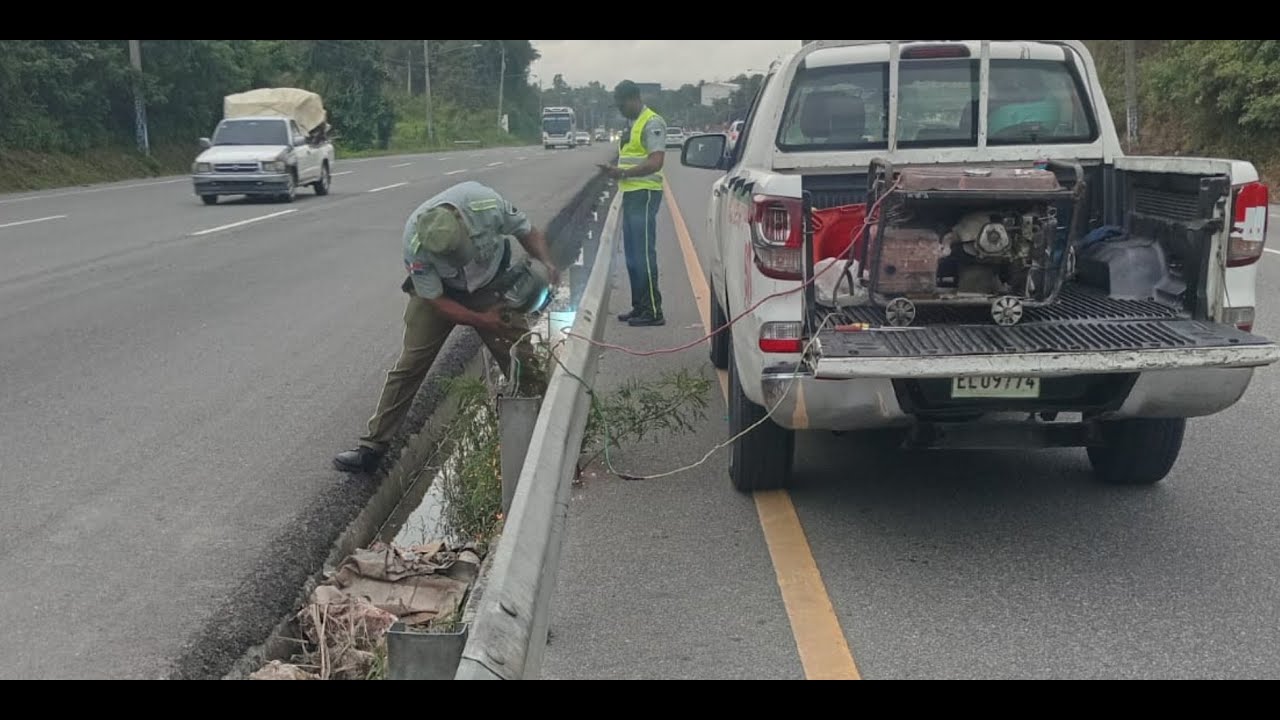No es un capricho: la ley exige franjas reflectoras en vehículos pesados