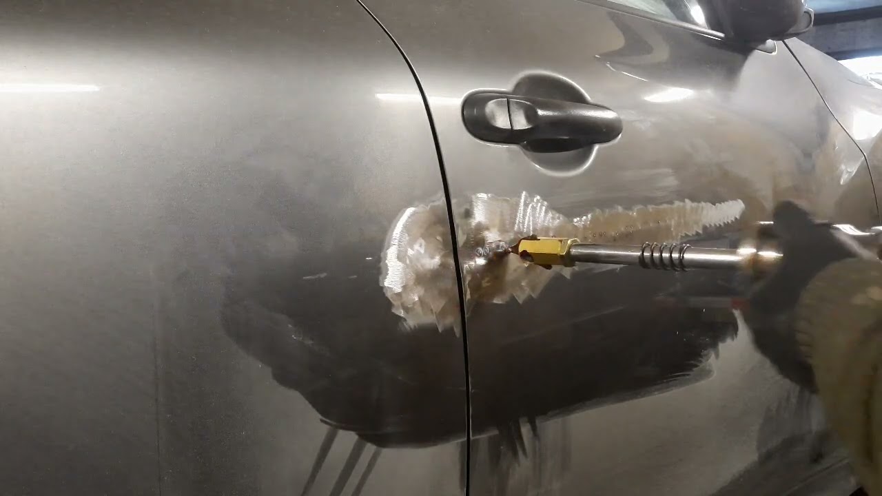 Wyciąganie wgniecionych drzwi spotter  blacharski.