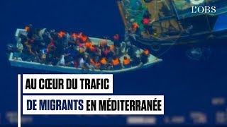 Des passeurs filmés en train de débarquer des migrants sur un canot en Méditerranée