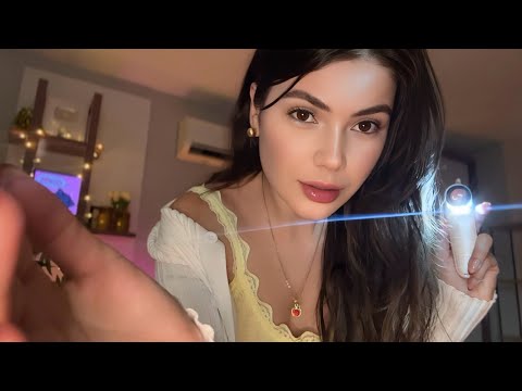 ASMR Uma Garota Curiosa Mexendo no Seu Rosto 🔬✨