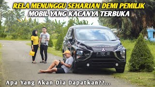 PRIA INI RELA MENUNGGU SEHARIAN HANYA DEMI PEMILIK MOBIL YANG KACANYA TERBUKA,APA YANG DIA DAPATKAN?