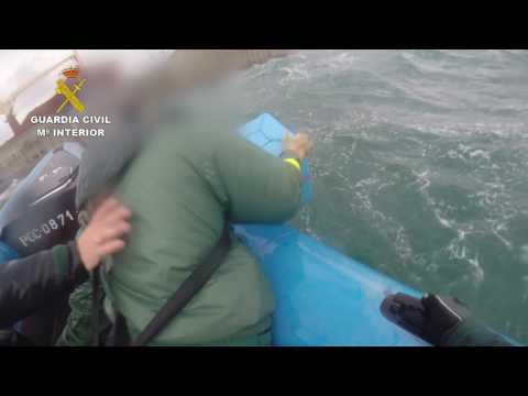 La Guardia Civil recupera 17 fardos de hachís que flotaban en el puerto de Algeciras