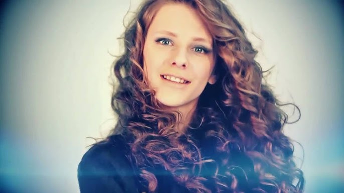 Yuqori sifatli mushukning yaqindan surati Uning tungi klubda yechinayotgan surati