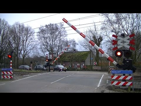 Spoorwegovergang Oisterwijk // Dutch railroad crossing
