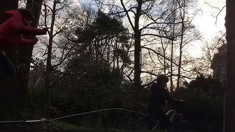 Stunt met step en fiets gaat helemaal fout!!!
