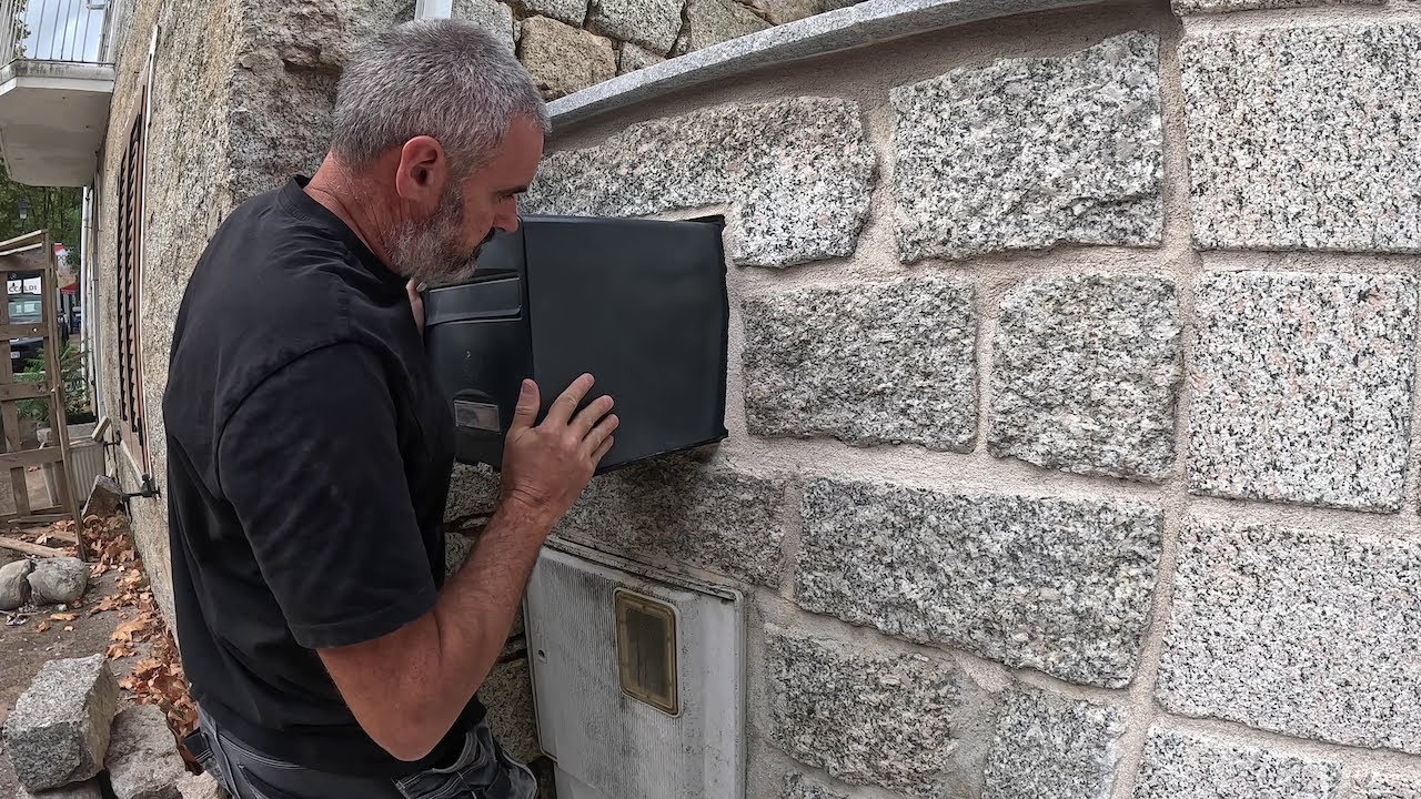 Mur en pierre et boite aux lettres encastrée