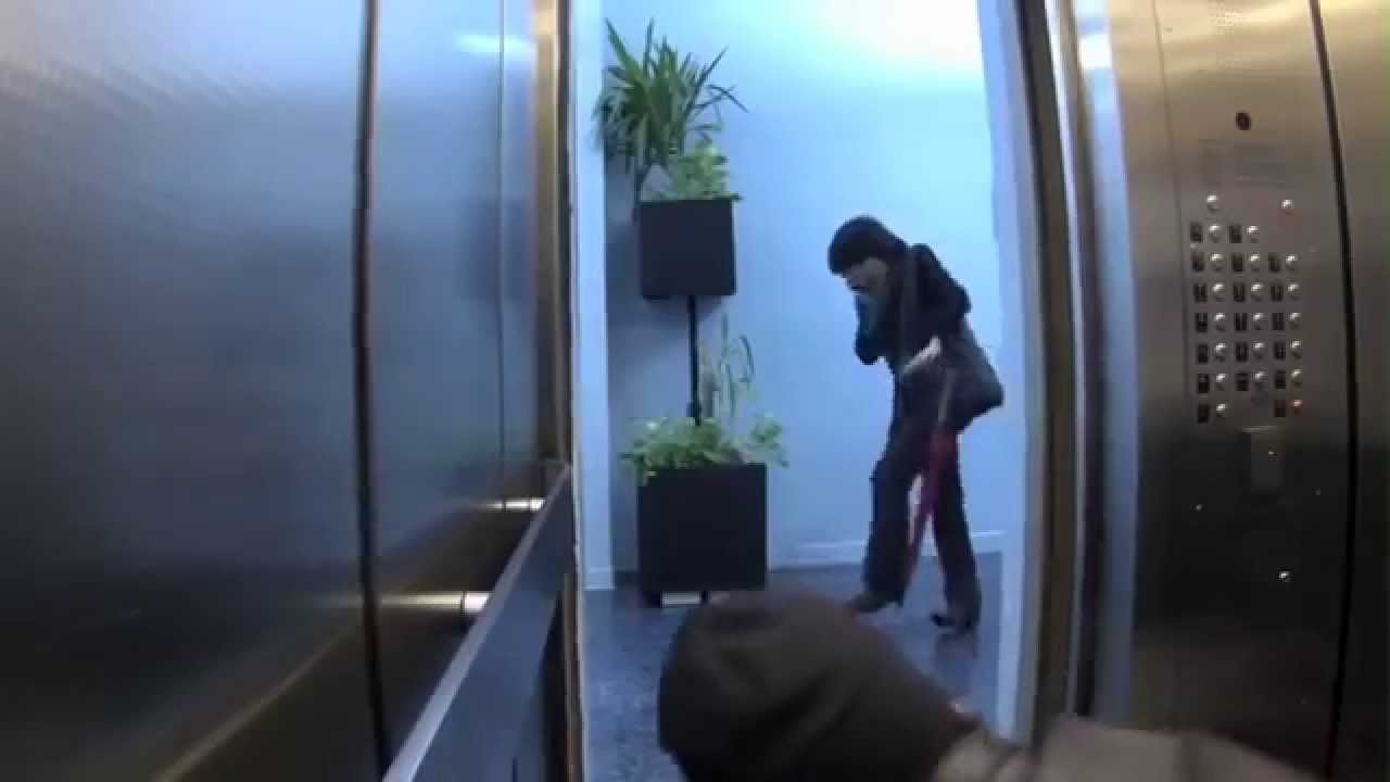 Русское видео скрытой камеры девушек. Камера наблюдения в лифте. Скрытое видеонаблюдение в лифте. Камеры встроенные в лифтах. Скрытые видеокамеры в лифт.